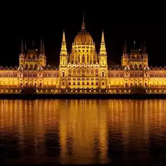 parlamento budapest illuminato di sera