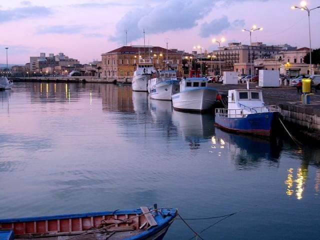 barche al tramonto nel porto di siracusa