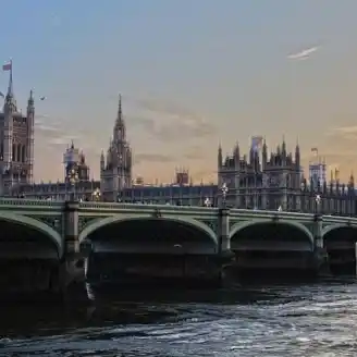 vista del big ben e westminster dal fiume