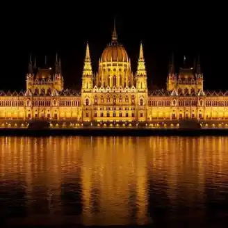 parlamento budapest illuminato di sera