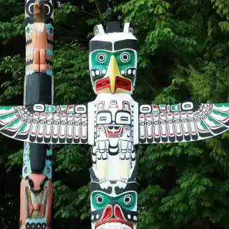 totem pole natale indiano vancouver