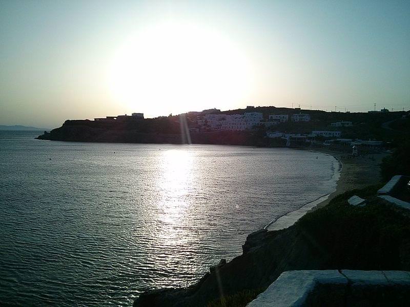 vista panoramica della spiaggia di agios stefanos mykonos