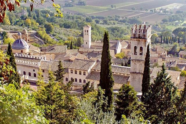 assisi torre del popolo medioevo