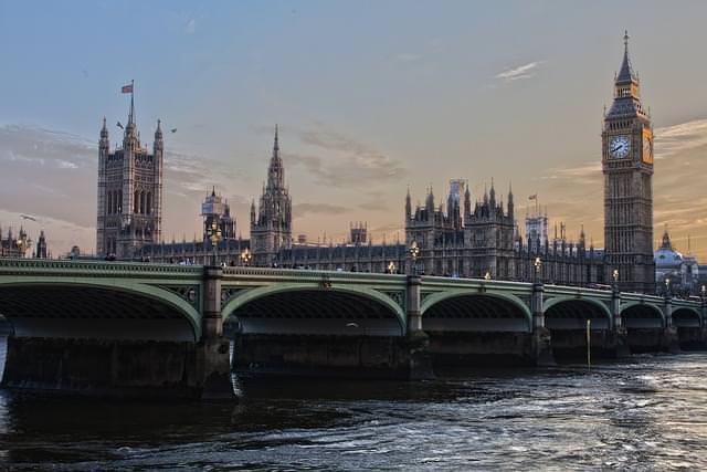 vista del big ben e westminster dal fiume