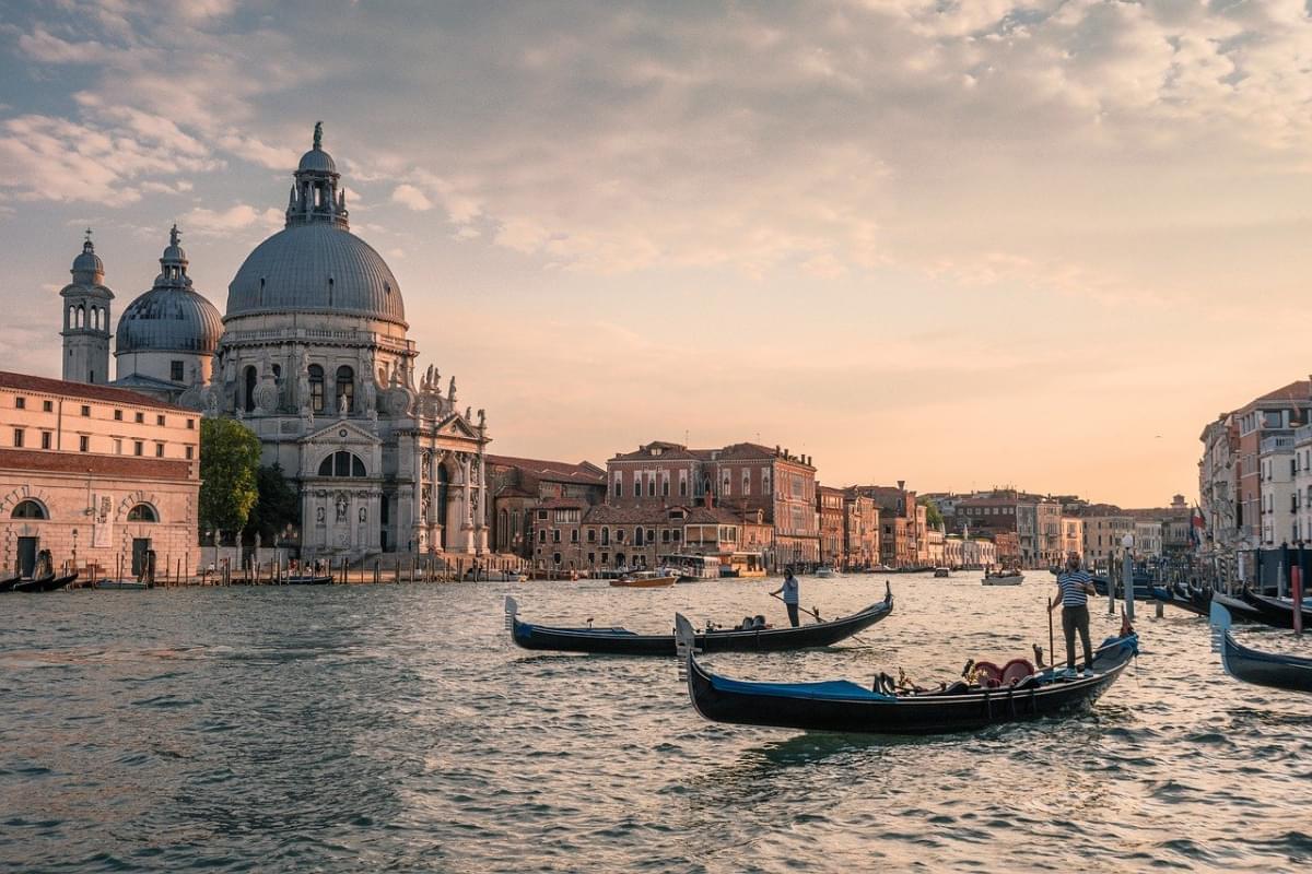 canale venezia gondole italia