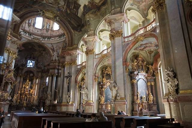 interni della chiesa di san nicola praga