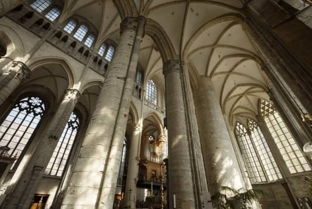 interno della chiesa san nicola a gand