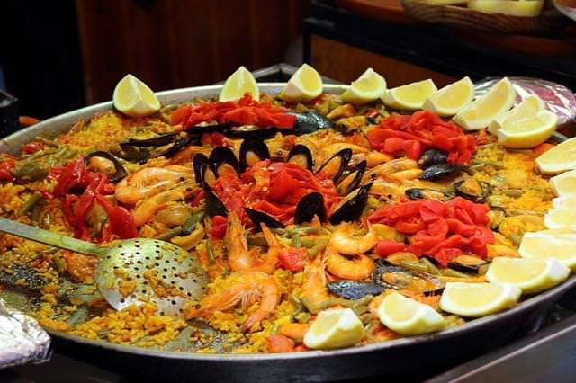 la tipica paella valenciana