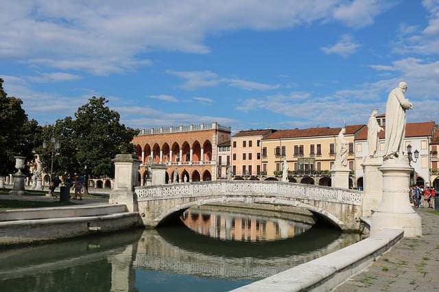 padova italia sculture fonte 1