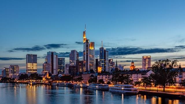 skyline frankfurt di sera