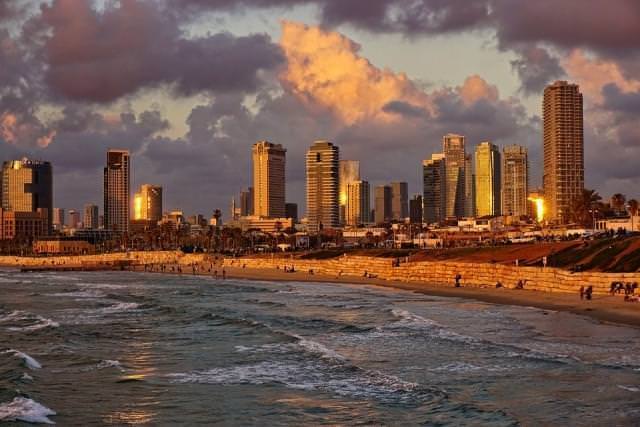 spiaggia di tel aviv al tramonto