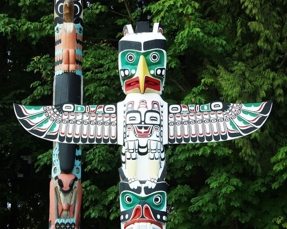 totem pole natale indiano vancouver